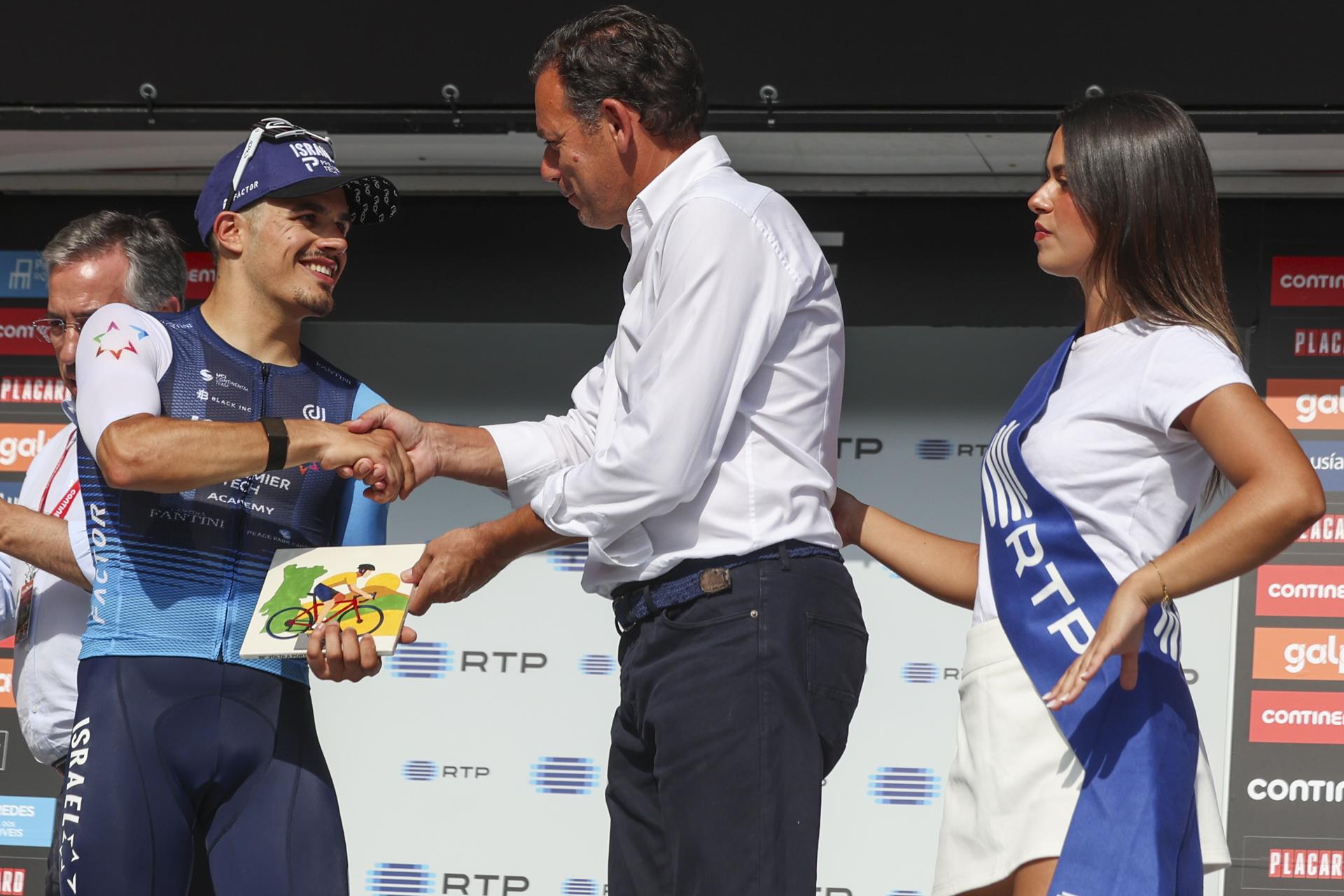 El español Pau Martí, del Israel Premier Tech Academy, venció este viernes en la segunda etapa de la Vuelta a Portugal, un triunfo que lo catapultó al liderato de la competición portuguesa. EFE/EPA/TIAGO PETINGA

