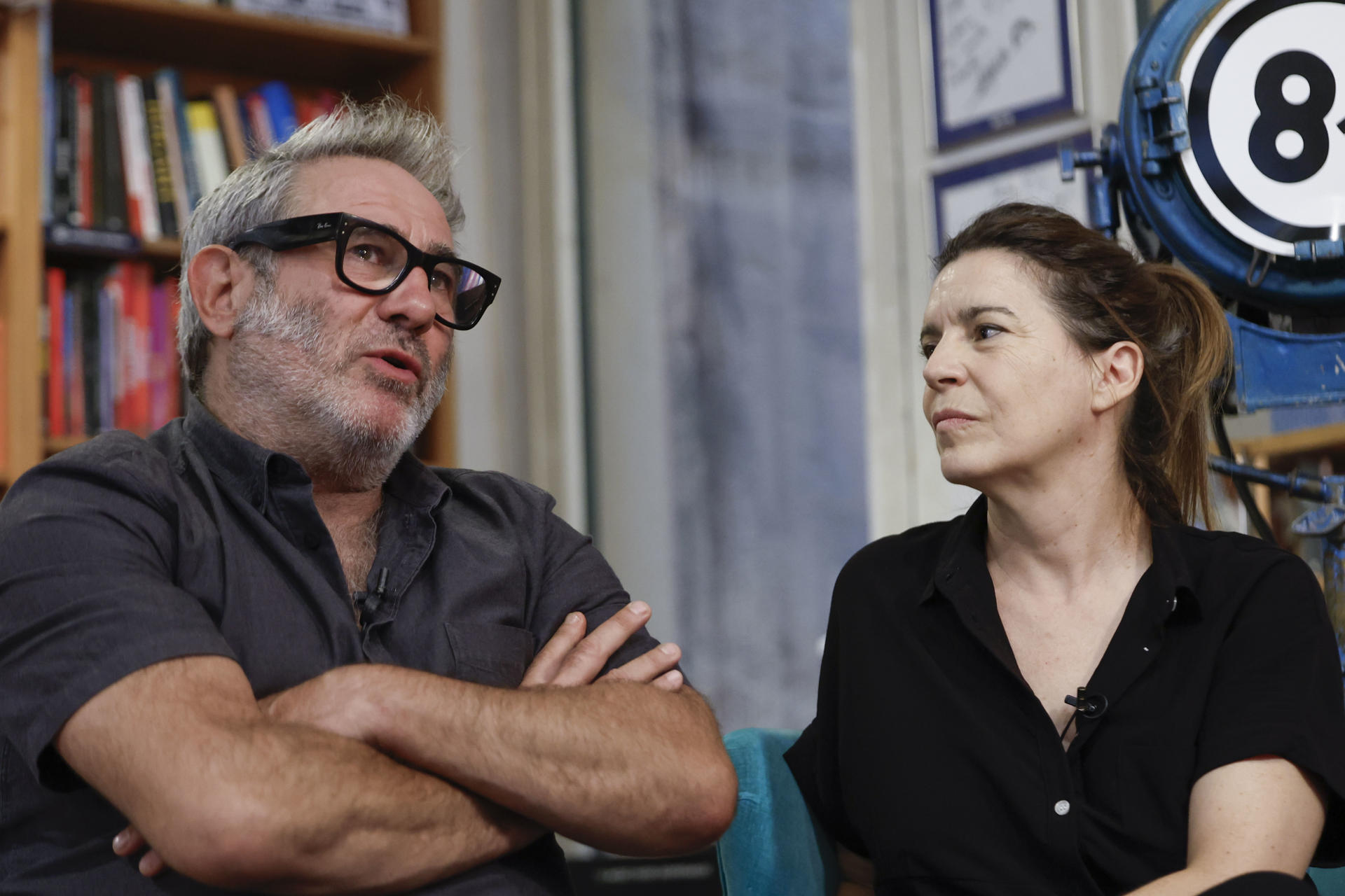 Sergi López (i) y Laia Marull (d) dan "el máximo con lo mínimo" en 'La tierra negra', un drama rural, místico y humanista que llega este viernes a los cines dirigido por Alberto Morais ('La madre') con un toque de sobriedad y experimentación que a los intérpretes les ha sabido "a gloria", confiesa a EFE la protagonista.EFE/ Mariscal