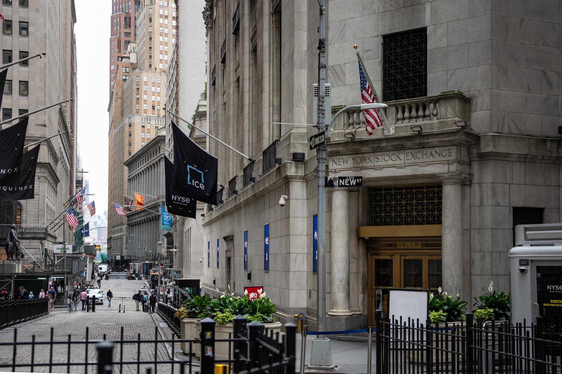 El edificio de la Bolsa de Valores de Nueva York (NYSE) se encuentra en Wall Street, Nueva York. EFE/EPA/ANGELINA KATSANIS