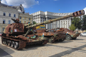 Vista de tanques y otros vehículos rusos destruidos expuestos este viernes en la plaza Sofiivska en el centro de Kiev (Ucrania), como testimonio de la duradera resistencia de Ucrania a pesar de la presión de Rusia en todo el frente. Las fuerzas rusas continúan sus esfuerzos para rodear el bastión ucraniano de Pokrovsk en Donetsk pero las tropas ucranianas impiden un avance mayor a pesar de la presión del ejército invasor a lo largo de toda la línea del frente. Mientras la atención mundial se centra en la cumbre en Alaska entre los presidentes ruso, Vladímir Putin, y estadounidense, Donald Trump, los combates continúan en territorio ucraniano. EFE/Rostyslav Averchuk