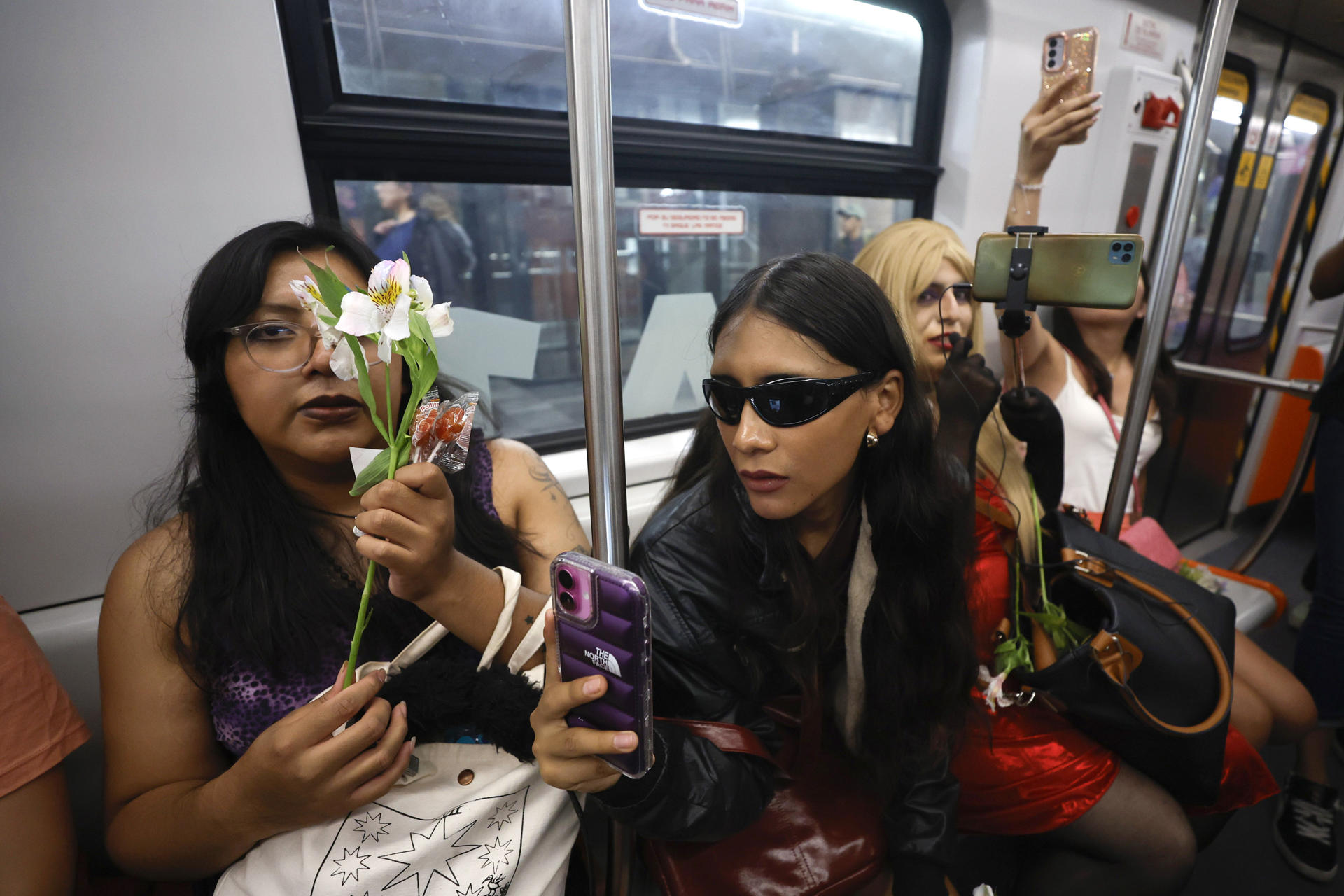 Decenas de personas trans protestaron y ocuparon pacíficamente el interior del metro de la Ciudad de México, este sábado, 23 de agosto, como respuesta a la denuncia de discrminación y transfobia de la que fue víctima una integrante del colectivo el pasado 12 de agosto. EFE/Sáshenka Gutiérrez