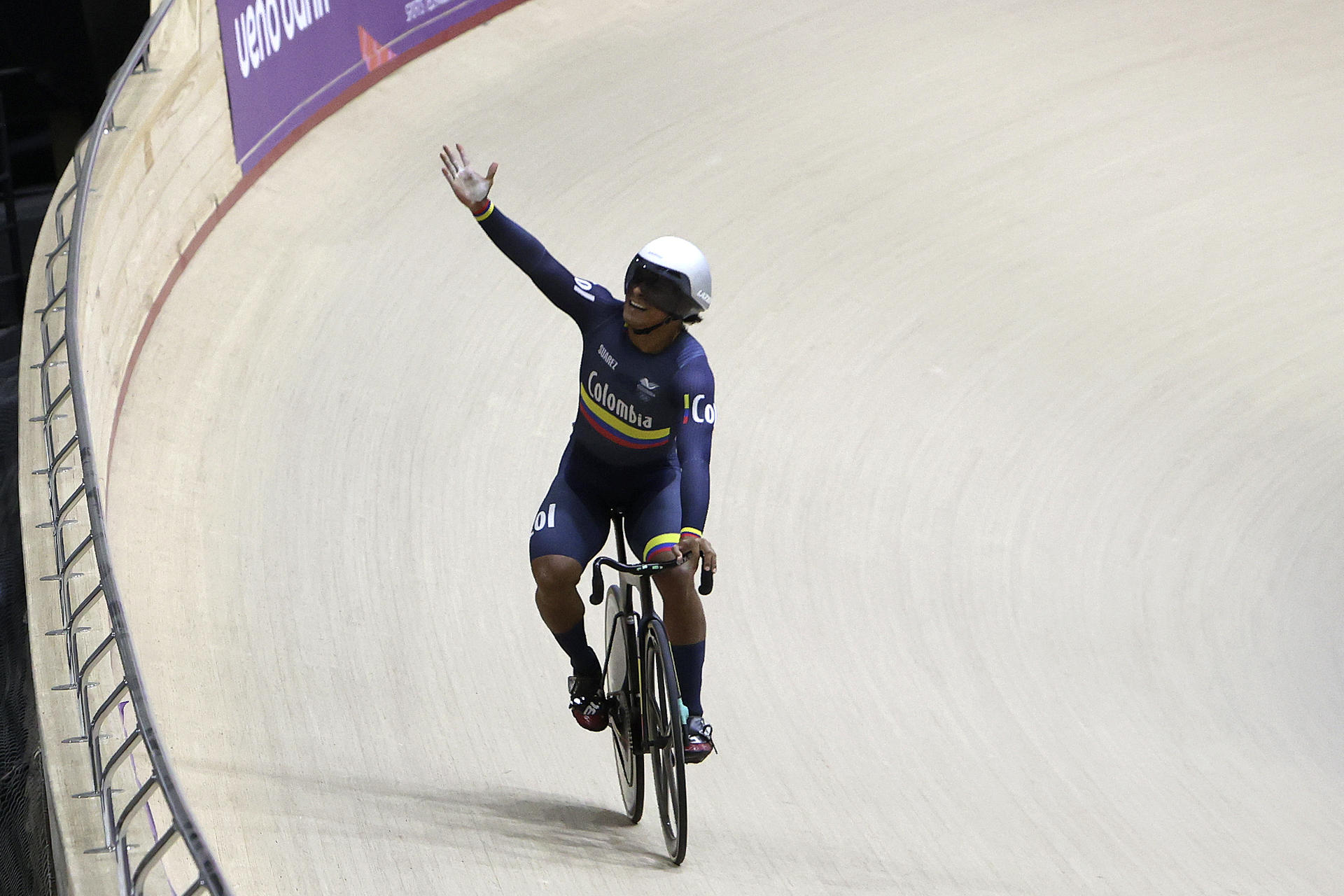 Nicolás Olivera, de Colombia, celebra al ganar medalla de oro en la competencia de ciclismo de pista velocidad masculino, en los II Juegos Panamericanos Junior ASU2025 en Luque (Paraguay). EFE/Rodrigo Sepúlveda