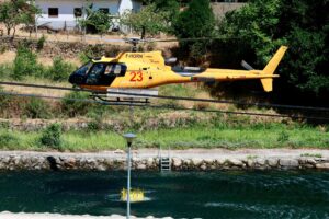 Un helicóptero recoge agua durante el incencio de Covilha, Portugal. EFE/EPA/MIGUEL PEREIRA DA SILVA