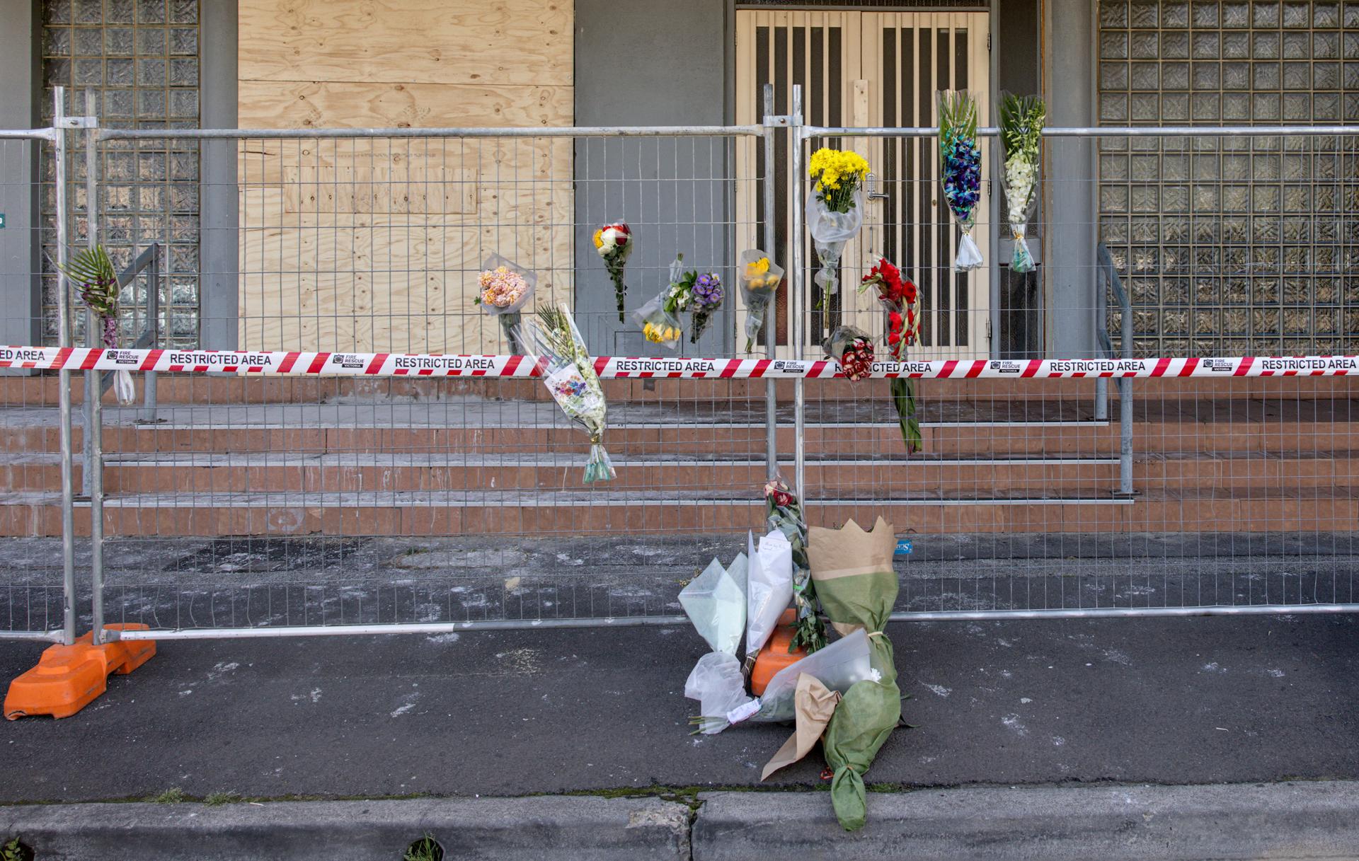 Imagen de archivo de una ofrenda floral delante de la sinagoga Adass Israel, en Melbourne, tras el ataque al templo. EFE/EPA/DIEGO FEDELE AUSTRALIA AND NEW ZEALAND OUT
