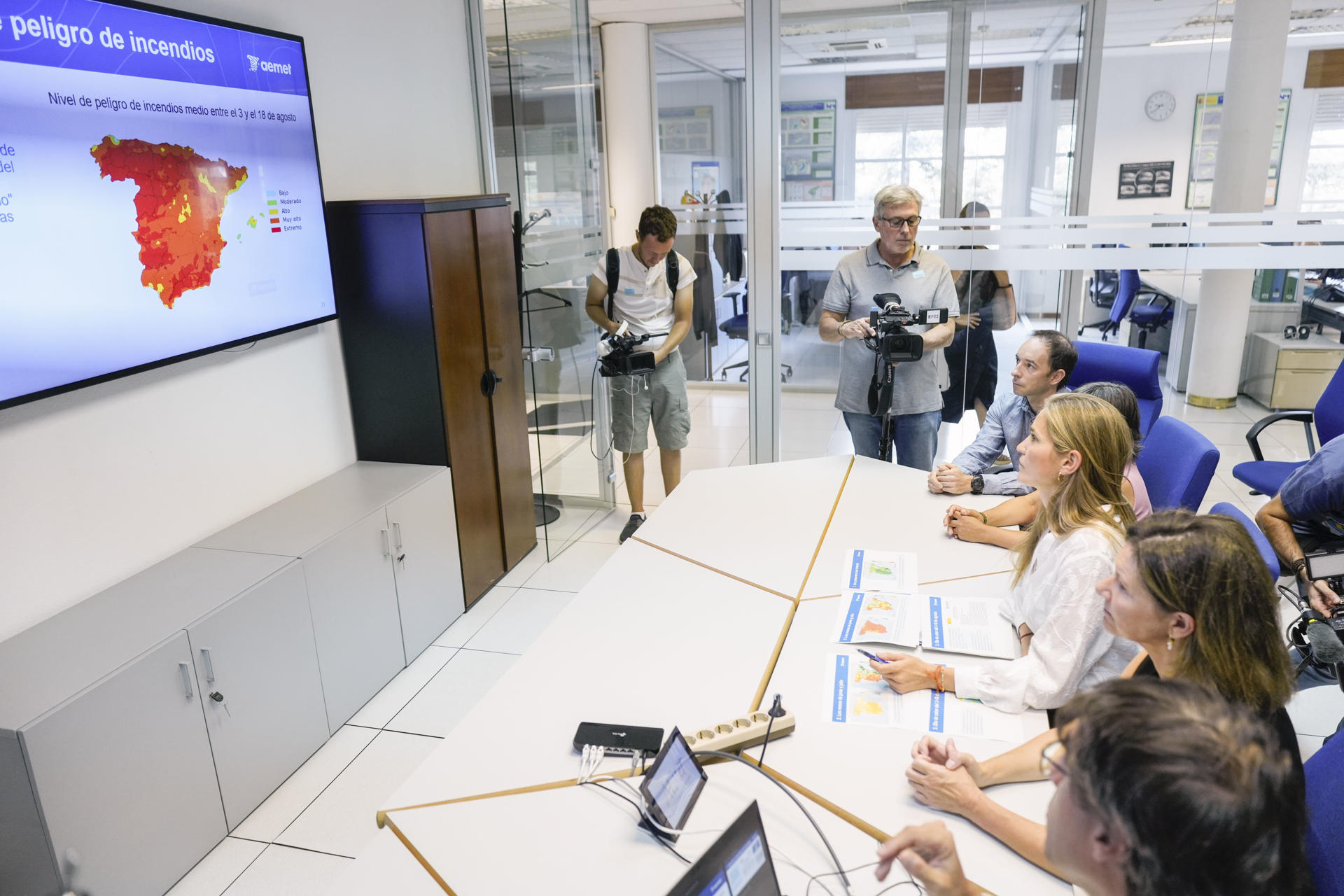 La vicepresidenta del Gobierno y ministra para la Transición Ecológica y el Reto Demográfico, Sara Aagesen, visita el Centro Nacional de Predicción de la Agencia Estatal de Meteorología (Aemet), este viernes. EFE/Borja Sánchez-Trillo