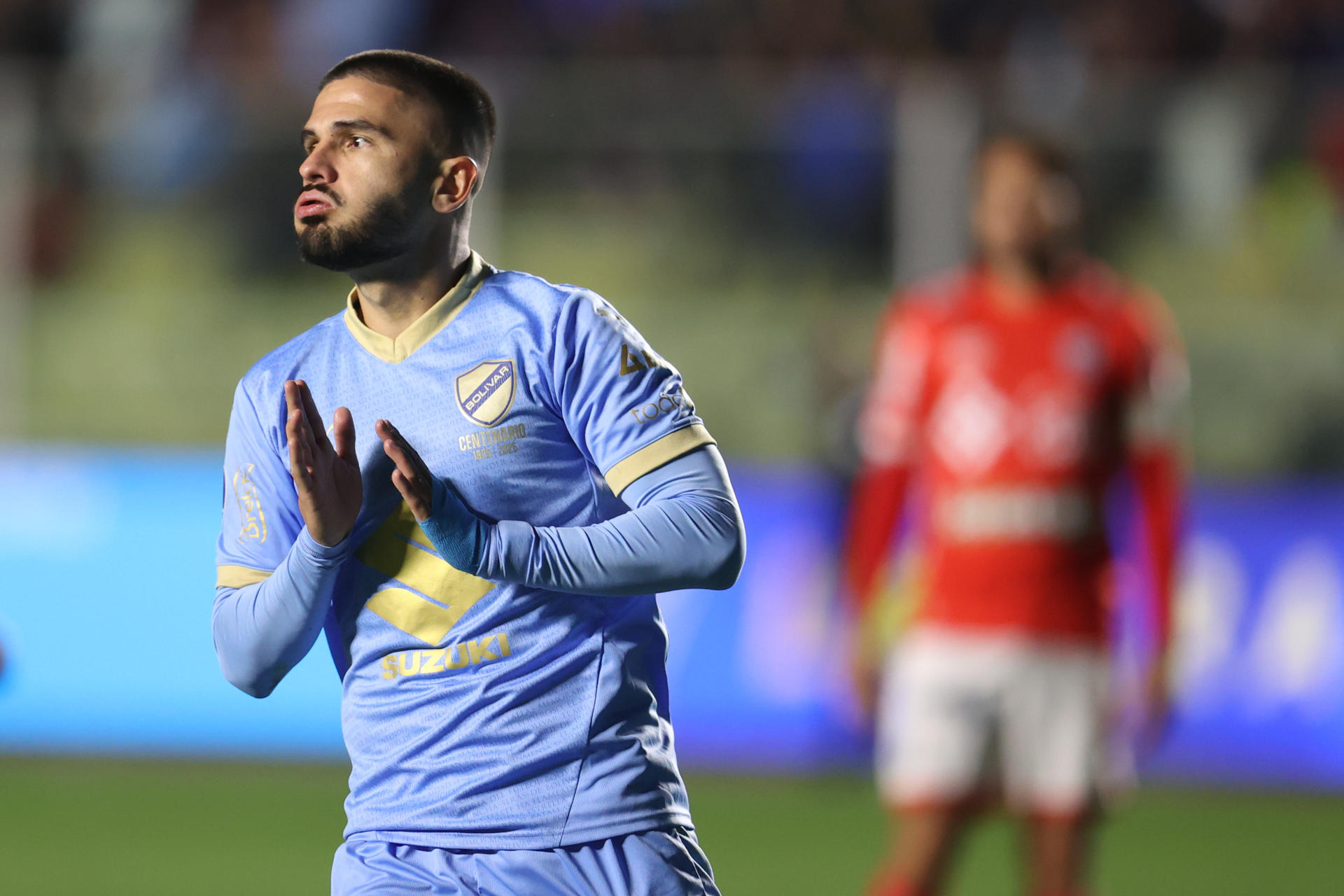 El centrocampista argentino Damián Batallini destacó este miércoles con un gol y constante presencia ofensiva en las filas de Bolívar, que derrotó por 2-0 a Cienciano en el partido de ida de los octavos de final de la Copa Sudamericana. jugado en el el estadio Hernando Siles de La Paz. EFE/Luis Gandarillas
