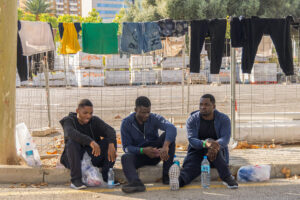 Unos migrantes, recién llegados a Baleares , esperan en la estación Marítima de Palma. EFE/CATI CLADERA