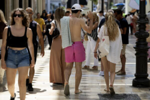 Un turista camina en bañador por el centro de Málaga, ayer miércoles. EFE/Jorge Zapata