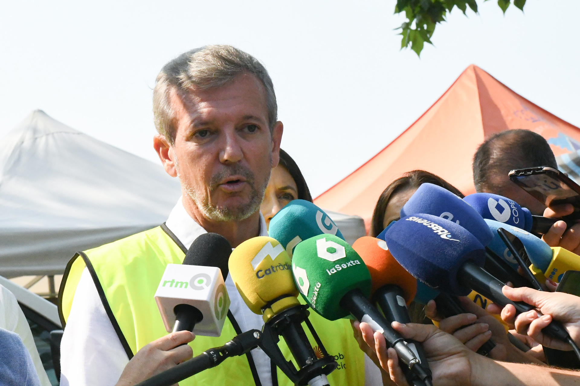 El presidente de la Xunta, Alfonso Rueda (c), atiende a la prensa durante su visita al puesto de mando avanzado en Quiroga (Lugo) este jueves. EFE/ Mónica Arcay Carro/Xunta de Galicia SOLO USO EDITORIAL/SOLO DISPONIBLE PARA ILUSTRAR LA NOTICIA QUE ACOMPAÑA (CRÉDITO OBLIGATORIO)
