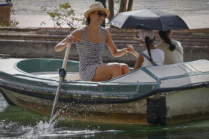 Una mujer rema en el estanque de la plaza de España de Sevilla, al inicio de la segunda ola de calor de este verano con temperaturas que superan los 40 grados.EFE /Jose Manuel Vidal