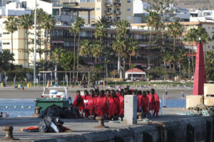 Imagen del desembarco en marzo último por Salvamento Marítimo de un grupo de unas 50 personas migrantes en el puerto de Los Cristianos en Tenerife. EFE/Alberto Valdés