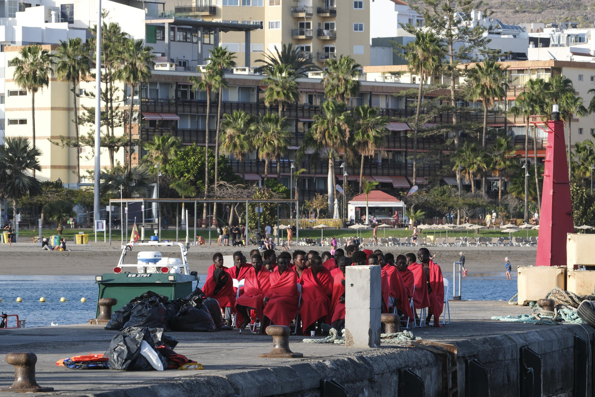 Imagen del desembarco en marzo último por Salvamento Marítimo de un grupo de unas 50 personas migrantes en el puerto de Los Cristianos en Tenerife. EFE/Alberto Valdés