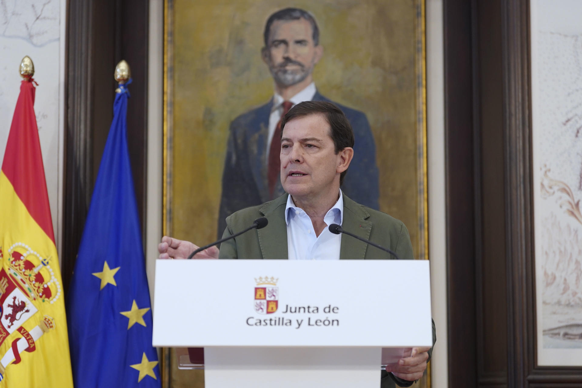 El presidente de la Junta de Castilla y León, Alfonso Fernández Mañueco, detalla las líneas generales de las ayudas urgentes que prevé para las zonas afectadas por los incendios en esta Comunidad, dotadas con una partida inicial de 100 millones de euros. EFE/Nacho Gallego