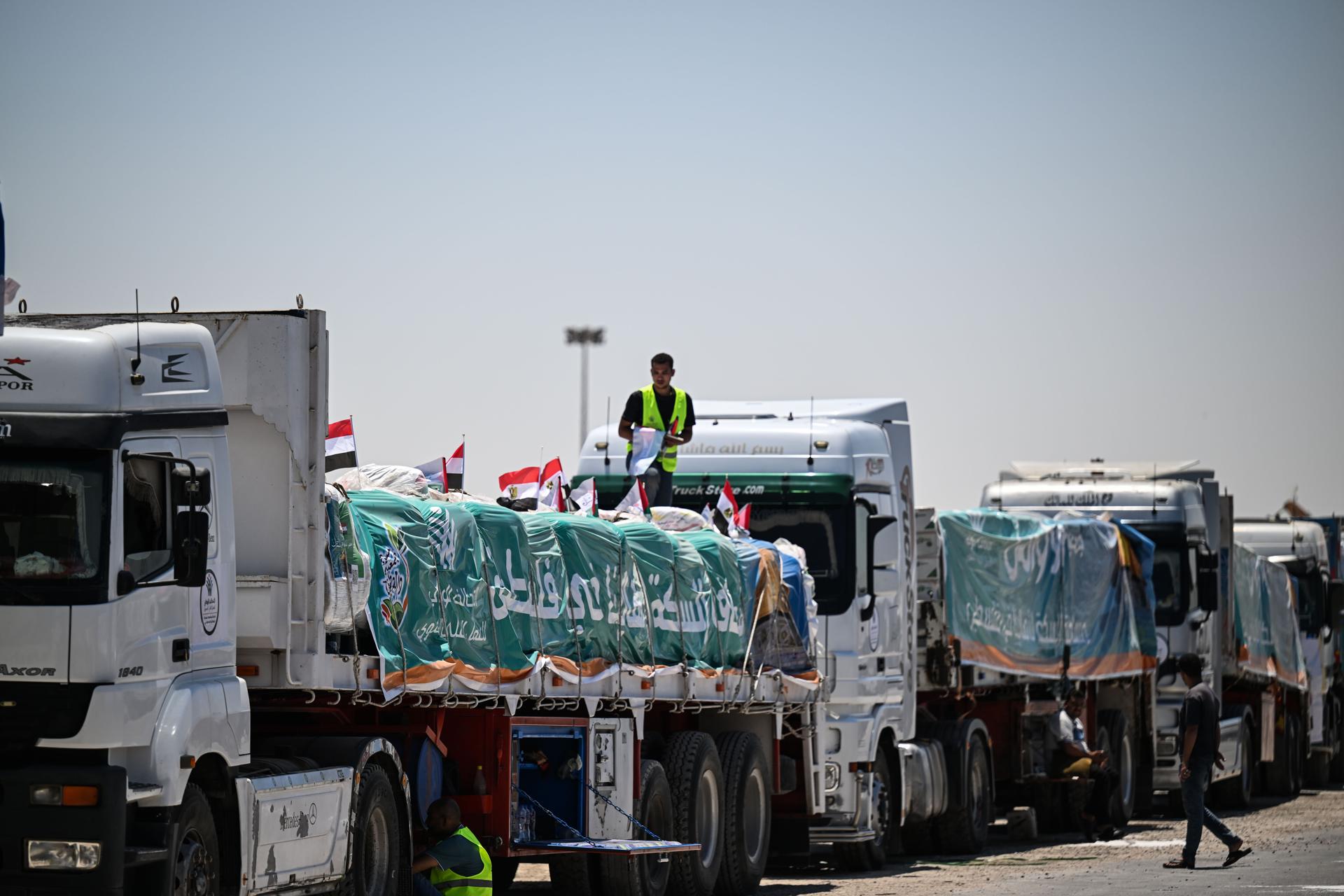 Camiones cargados con ayuda humanitaria con destino a la Franja de Gaza esperan en la puerta fronteriza de Rafah, entre Egipto y la Franja de Gaza, Rafah, Gobernación de Sinaí del Norte, Egipto, 6 de agosto de 2025.(Egipto) EFE/EPA/MOHAMED HOSSAM
