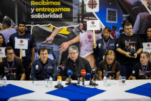 El arzobispo de Maracaibo y presidente de la organización católica Cáritas de Venezuela, Jose Luis Azuaje (c), habla durante una rueda de prensa este miércoles, en Caracas (Venezuela). EFE/ Miguel Gutiérrez