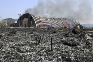 Imagen de los daños provocados por un incendio en Cubo de Benavente (Zamora), este lunes. La situación de este incendio forestal, que se inició en Molezuelas de la Carballeda (Zamora), ha mejorado tras haber quemado desde el domingo a primera hora de la tarde dos casas, naves y unas 3.500 hectáreas de terreno, y obligar a desalojar unas 850 personas en cuatro pueblos zamoranos. EFE/ Mariam A. Montesinos