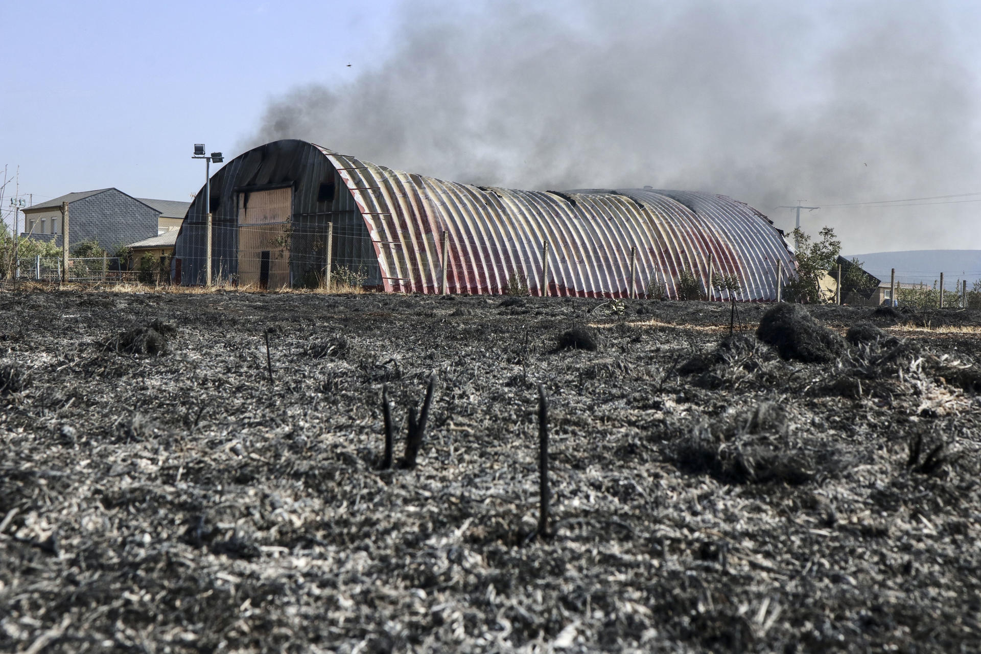 Imagen de los daños provocados por un incendio en Cubo de Benavente (Zamora), este lunes. La situación de este incendio forestal, que se inició en Molezuelas de la Carballeda (Zamora), ha mejorado tras haber quemado desde el domingo a primera hora de la tarde dos casas, naves y unas 3.500 hectáreas de terreno, y obligar a desalojar unas 850 personas en cuatro pueblos zamoranos. EFE/ Mariam A. Montesinos