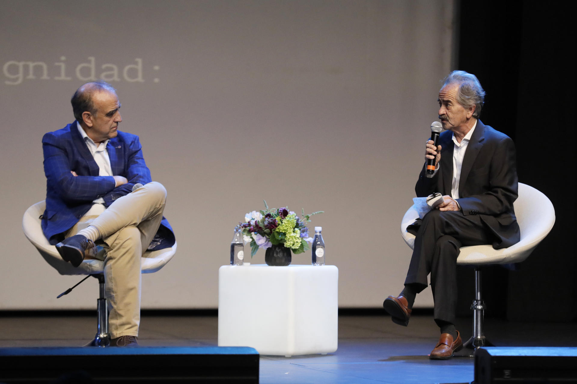 El ex editor general de El Espectador Jorge Enrique Cardona (d) habla junto al director de El Espectador, Fidel Cano Correa, durante la conmemoración de los 100 años del natalicio de Cano este martes, en el Gimnasio Moderno en Bogotá (Colombia). EFE/ Carlos Ortega