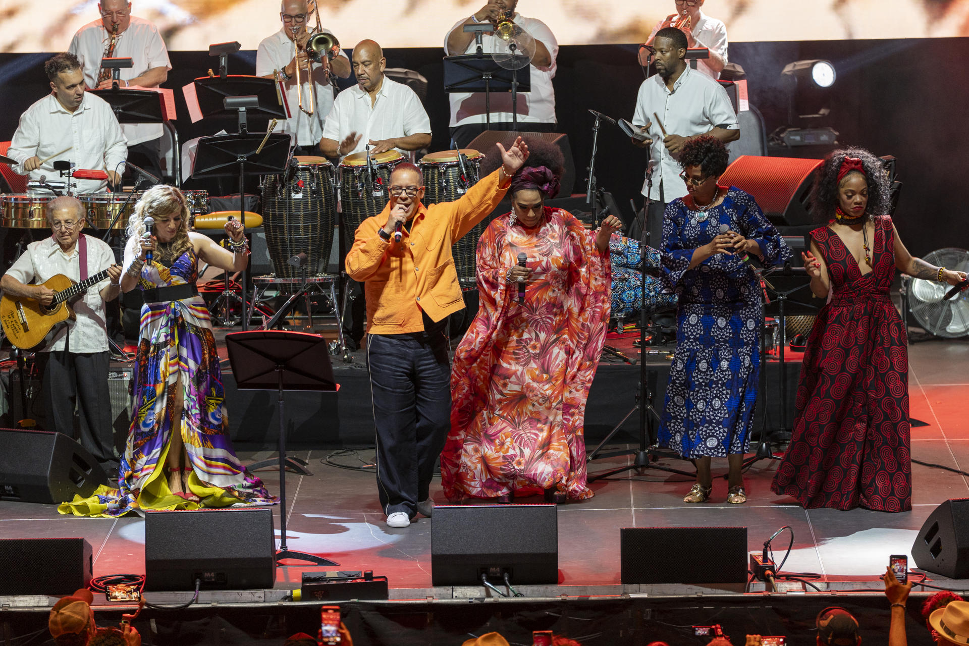 Desde la izquierda, los artistas cubanos Lena Burke; Isaac Delgado; Aymée Nuviola; Melvis Santa y Brenda Navarrete, se presentan durante un homenaje por el centenario de la fallecida cantante cubana Celia Cruz, en el festival summerstage este sábado, en Nueva York (Estados Unidos). EFE/ Ángel Colmenares