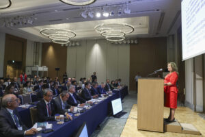 Fotografía cedida por la Presidencia de Perú de su mandataria, Dilma Boluarte (d), hablando durante la inauguración de la XVI Reunión del Consejo Empresarial Peruano-Japonés (Cepeja) este jueves, en Tokio (Japón). EFE/ Presidencia de Perú