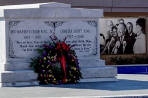 Fotografía de archivo de la tumba del líder de los derechos civiles, Martin Luther King Jr. y su esposa, Coretta Scott King. EFE/ERIK S. LESSER
