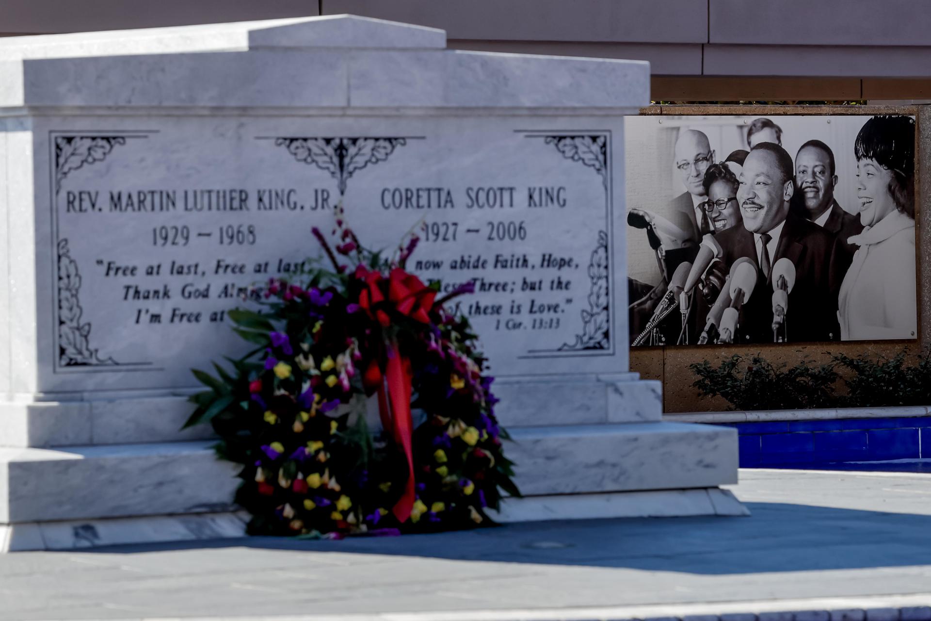 Fotografía de archivo de la tumba del líder de los derechos civiles, Martin Luther King Jr. y su esposa, Coretta Scott King. EFE/ERIK S. LESSER