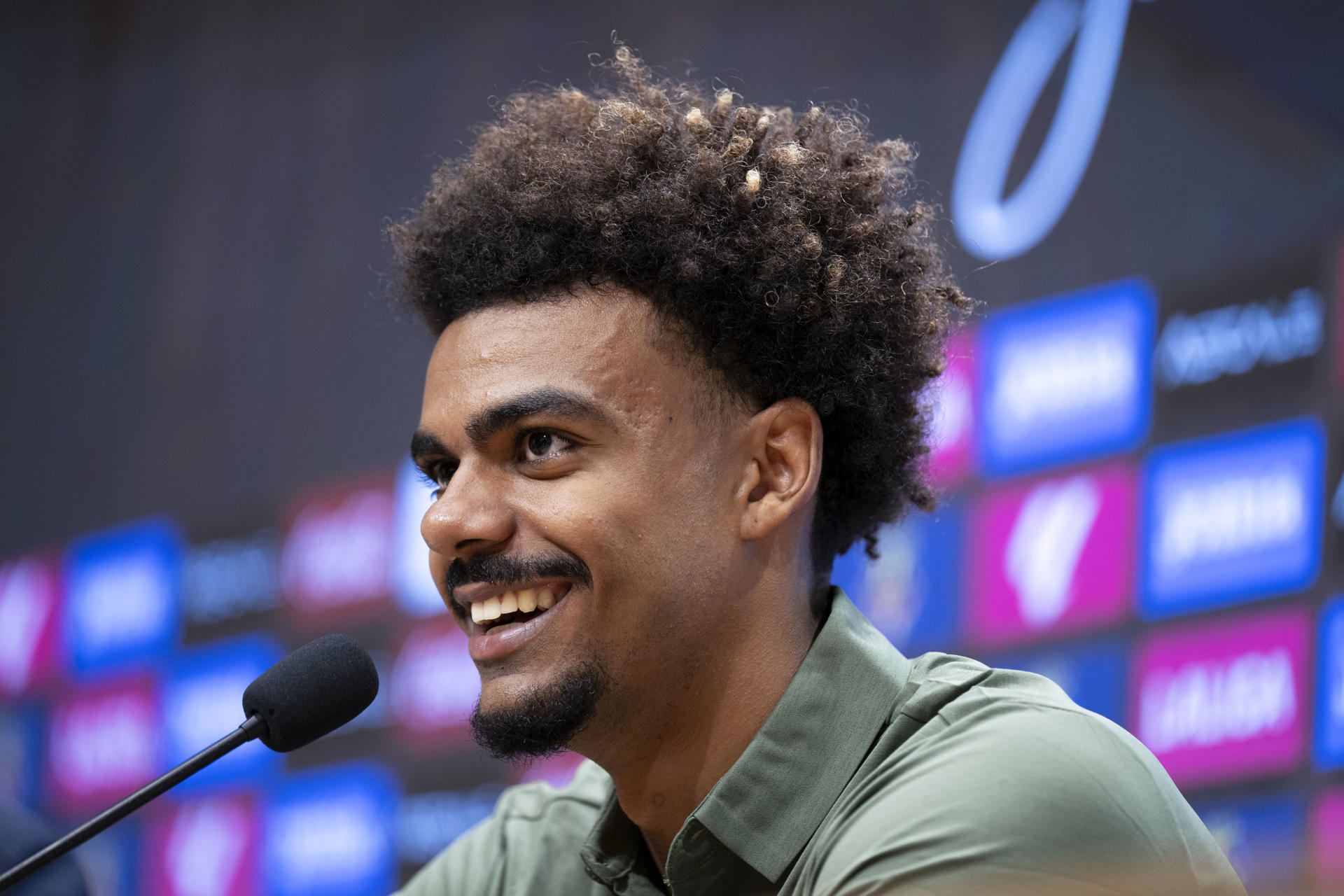 El defensa internacional portugués Renato Veiga, el fichaje más caro de la historia del Villarreal, durante su presentación como nuevo jugador este martes en el Estadio de la Cerámica. EFE/ Andreu Esteban
