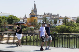 SEVILLA, 09/08/2025. La Agencia Estatal de Meteorología (Aemet) prevé para mañana domingo temperaturas significativamente elevadas en la mayor parte de la Península, zonas de Baleares y especialmente en Canarias, con ascensos notables de las máximas en el extremo norte peninsular. En la imagen, Sevilla. EFE/ David Arjona