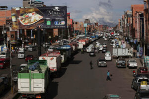 'Fotografía de camiones haciendo fila en una estación de servicio este lunes, en El Alto (Bolivia). EFE/ Luis Gandarillas