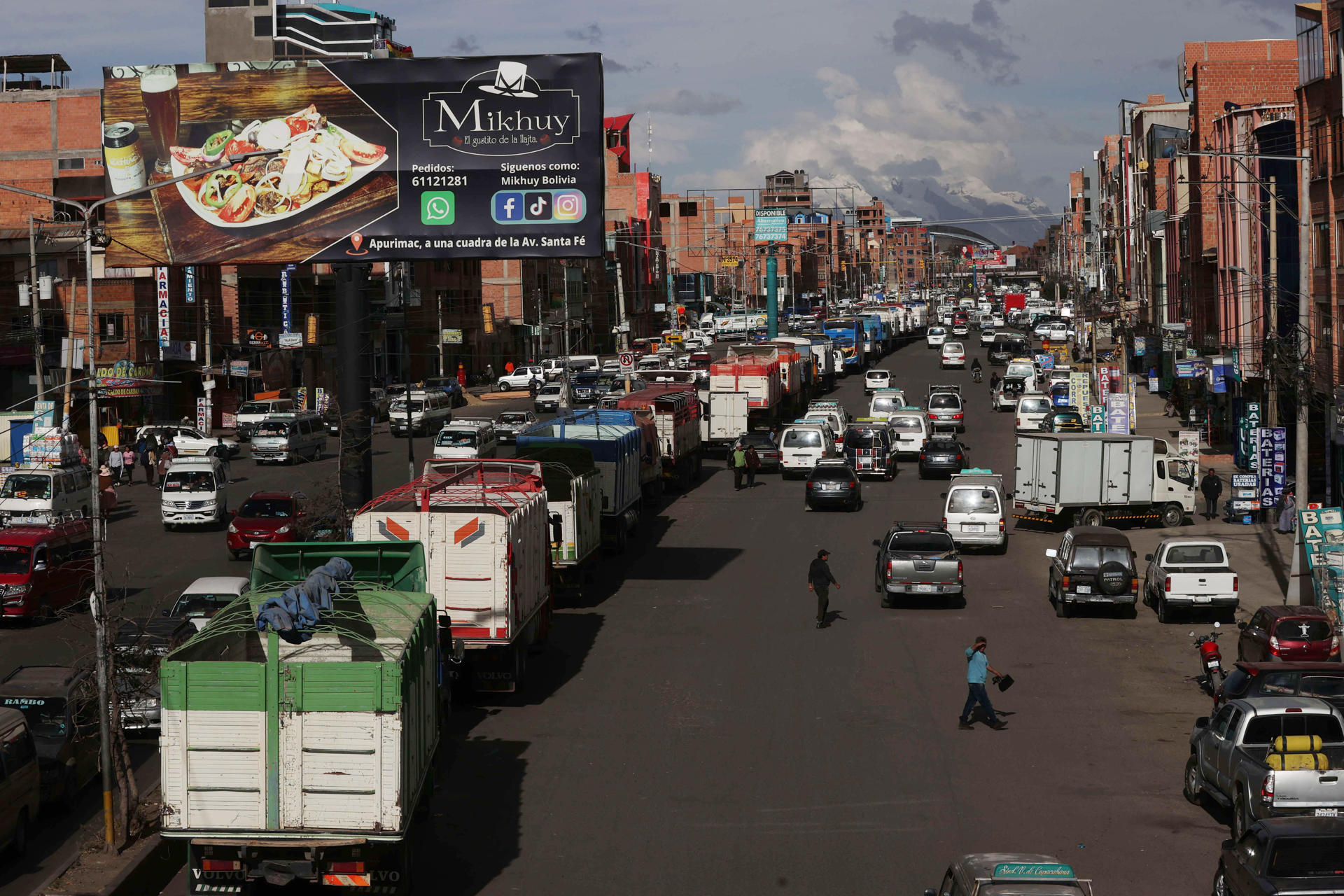 'Fotografía de camiones haciendo fila en una estación de servicio este lunes, en El Alto (Bolivia). EFE/ Luis Gandarillas