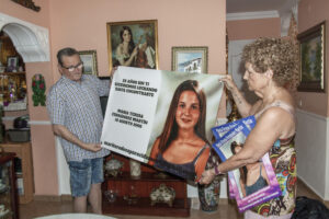 Teresa y Antonio, los padres de María Teresa Fernández, una joven de Motril (Granada) desaparecida hace 25 años, han asegurado que están "cansados de no tener noticias" de su hija, pero a la vez mantienen la "esperanza e ilusión" de que se pueda llegar a esclarecer lo sucedido. EFE/ Alba Feixas