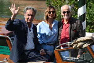 El cineasta italiano Paolo Sorrentino (I), las actrices italianas Anna Ferzetti (C) y Toni Servillo (D) llegan a la playa del Lido para el 82º Festival Internacional de Cine de Venecia, en Venecia, Italia, 26 de agosto de 2025. El festival de cine se lleva a cabo del 27 de agosto al 6 de septiembre de 2025. (Cine, Cine, Italia, Venecia) EFE/EPA/ETTORE FERRARI