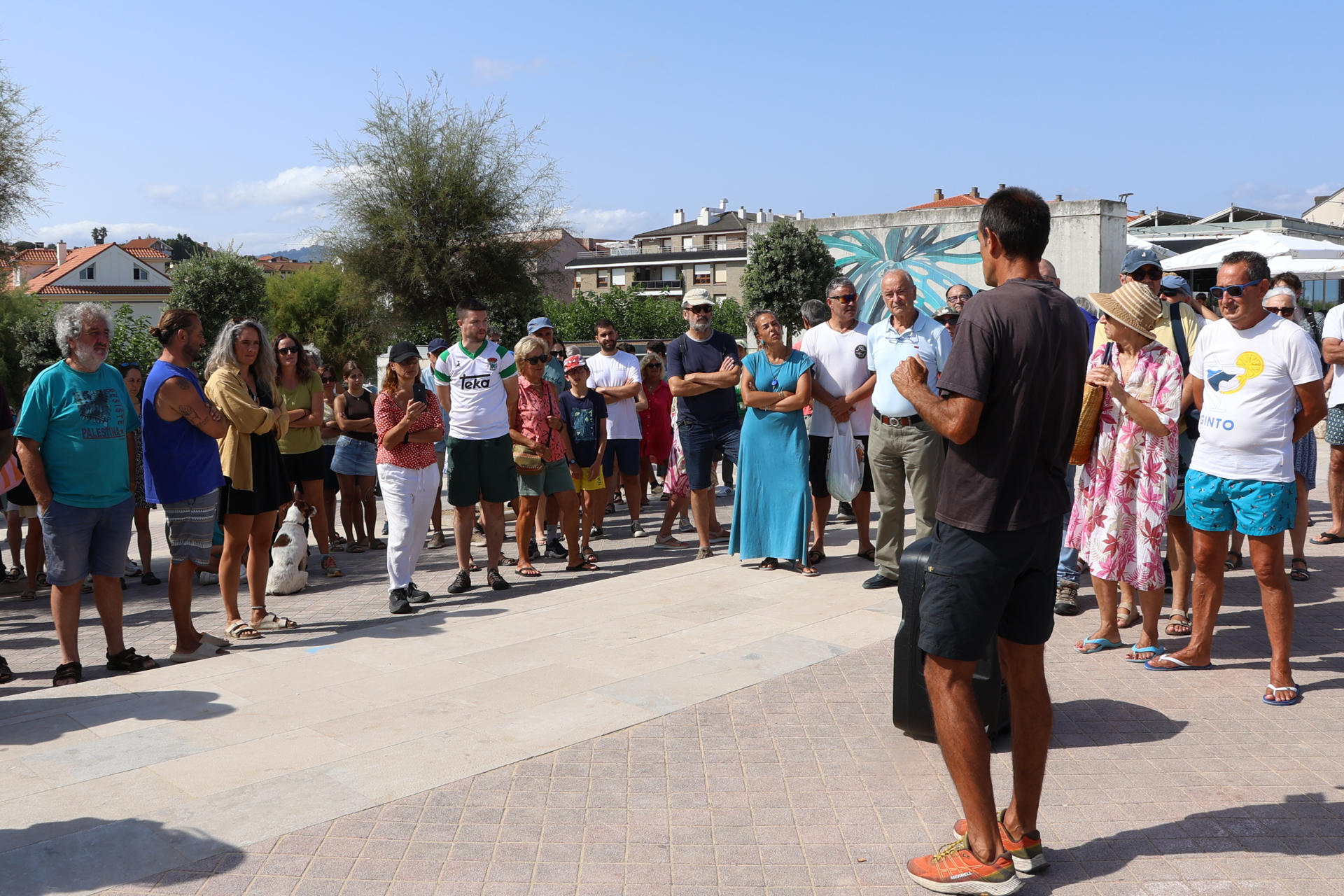 Más de medio centenar de vecinos de Somo se han concentrado este sábado en la entrada de la playa de Somo para pedir al Ayuntamiento de Ribamontán al Mar que pare el proyecto "Naturalmente activo" en el Monte Arna y restaure los senderos naturales eliminando el hormigón que se ha puesto. En la entrada de la playa de Somo, a escasos metros de donde se encuentra el Monte Arna, los vecinos, que han contado con el apoyo de varias entidades políticas y ecologistas, han iniciado una recogida de firmas contra la destrucción y a favor de la restauración ambiental de este espacio. EFE/ Celia Agüero Pereda