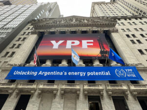 Fotografía de archivo que muestra una pancarta de la petrolera argentina YPF con las banderas de Estados Unidos y Argentina en la fachada de la bolsa de valores de Nueva York. EFE/ Sarah Yáñez-Richards