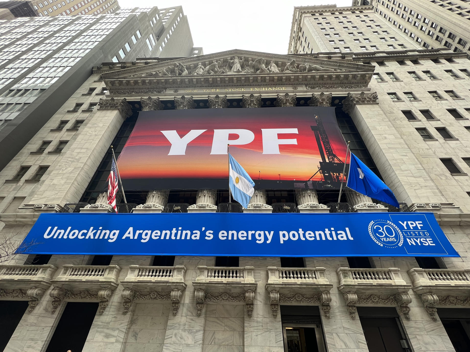 Fotografía de archivo que muestra una pancarta de la petrolera argentina YPF con las banderas de Estados Unidos y Argentina en la fachada de la bolsa de valores de Nueva York. EFE/ Sarah Yáñez-Richards