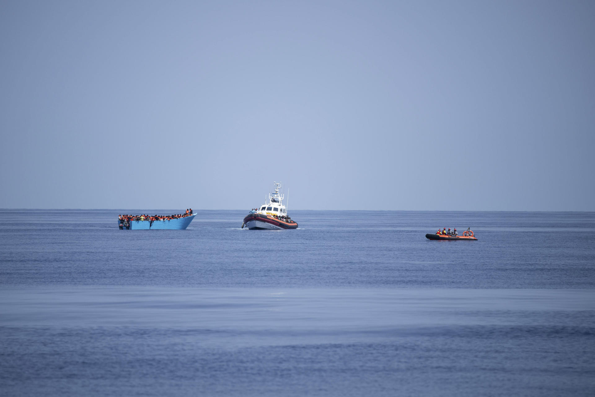 El velero 'Astral' de la ONG española Open Arms socorrió este martes a 130 migrantes que viajaban a bordo de una embarcación de madera averiada en el Mediterráneo central, entre ellos seis menores, incluidos dos bebés y dos niños de un año. EFE/ Open Arms /Joan Gálvez SOLO USO EDITORIAL/SOLO DISPONIBLE PARA ILUSTRAR LA NOTICIA QUE ACOMPAÑA (CRÉDITO OBLIGATORIO)

