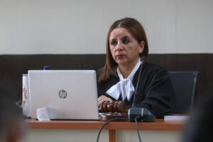 La jueza del Tribunal Séptimo de Sentencia Penal Ingrid Vannesa Cifuentes reacciona en una audiencia este martes, en Ciudad de Guatemala (Guatemala). EFE/ Mariano Macz