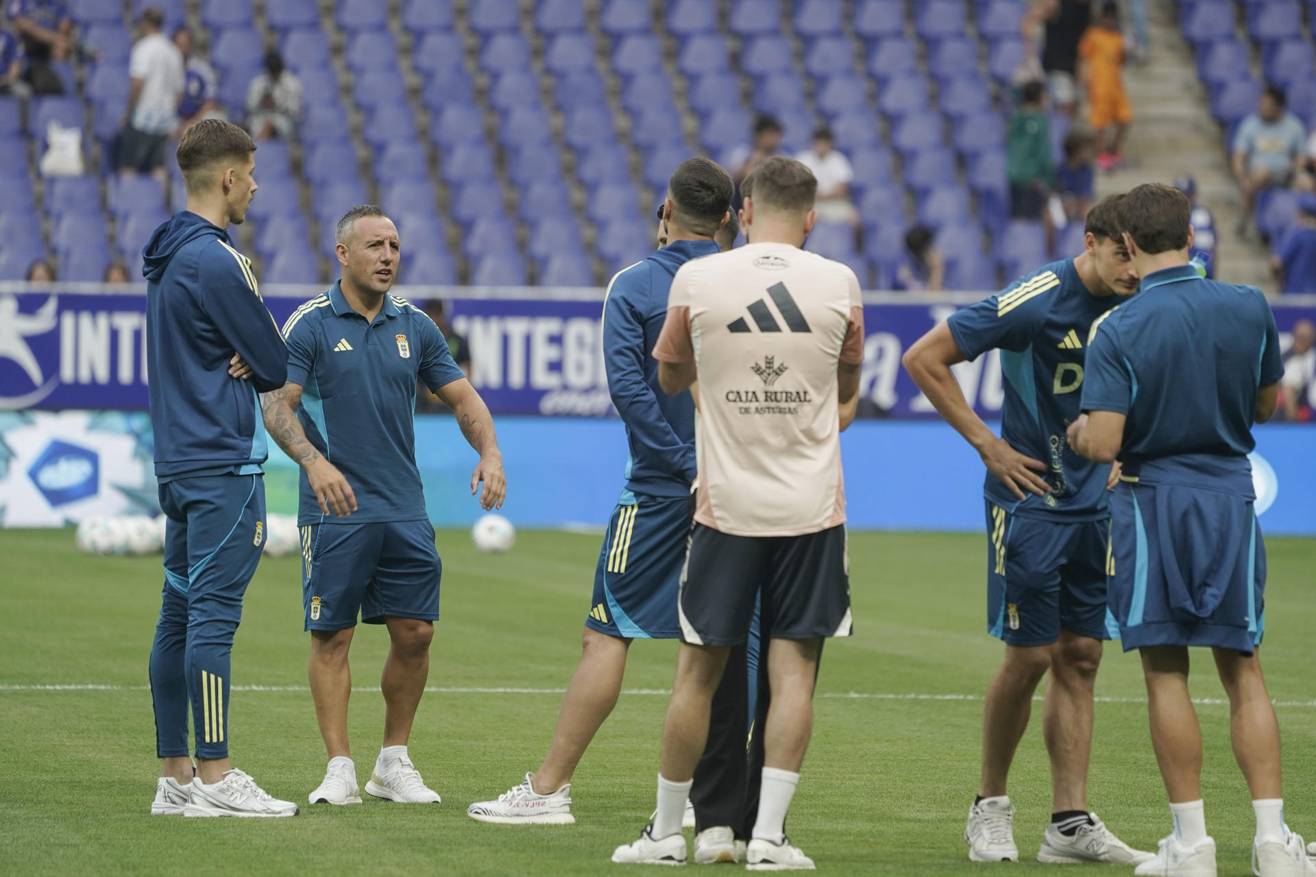 Los jugadores del Real Oviedo momentos antes del partido de LaLiga que enfrenta al Real Oviedo y al Real Madrid este domingo en el estadio Carlos Tartiere. EFE/Paco Paredes