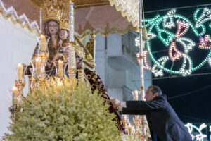 La Virgen de la Bella sale en procesión este viernes en Lepe (Huelva), donde la imagen realiza el recorrido con billetes de curso legal prendidos en su manto, una tradición que se mantiene en este municipio y que es la forma que tienen los devotos de la Virgen para ayudar a las obras sociales de su hermandad. EFE/Alberto Díaz