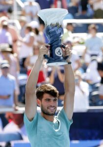 Carlos Alcaraz, con el trofeo del Masters 1.000 de Cincinnati. EFE/EPA/MARK LYONS