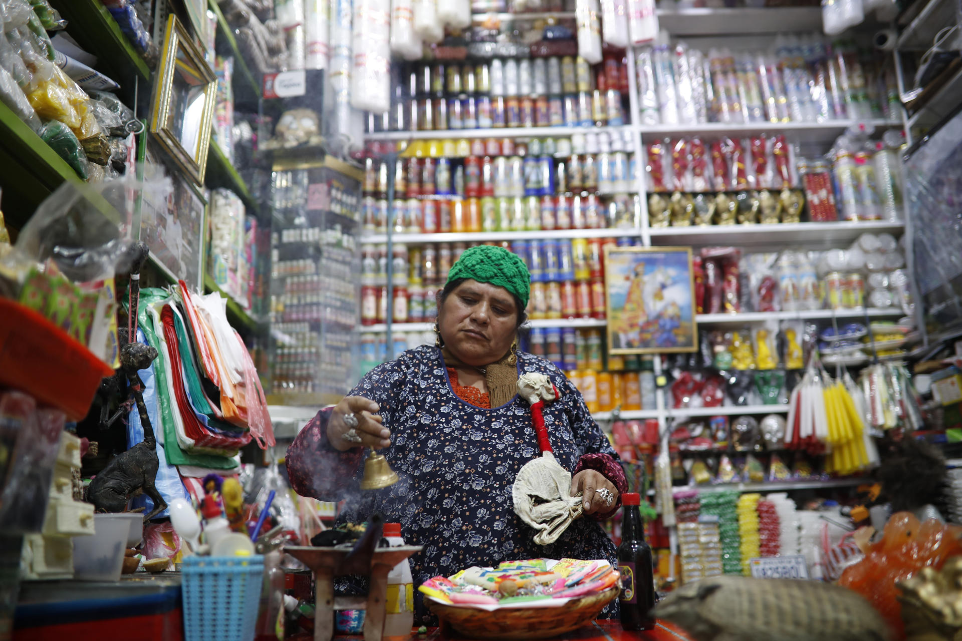 Margarita Quispe Hacho prepara una 'mesa' (canasta con diversas ofrendas a la madre tierra) este miércoles, en La Paz (Bolivia), en La Cumbre (Bolivia). EFE/ Rodrigo Sura
