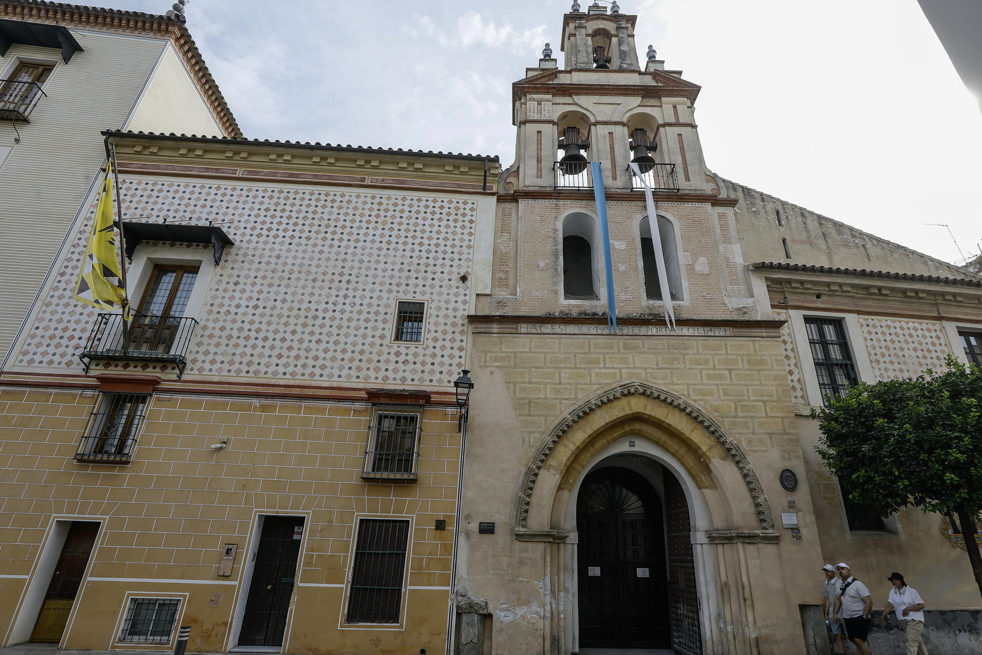 Iglesia de Santa María La Blanca, en la Judería de Sevilla, que participará en la iniciativa de la Red de Juderías de España que, dentro del programa 'Experiencias Turismo España', estudia cómo gestionar la afluencia a estos espacios históricos protegidos mediante el sistema 'Phygital', que mide la asistencia de gente a través de los teléfonos móviles y que ya se ha implantado en las juderías de 21 ciudades españolas. EFE/José Manuel Vidal