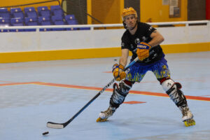 Fotografia de Elvira Urquijo A. en la que puede verse una foto de archivo del 5 de febrero de 2025 de Chuck Baldwin en acción durante un encuentro con el Club Molina Sport, un equipo de hockey línea nacido en el barrio de Schamann, en Las Palmas de Gran Canaria.