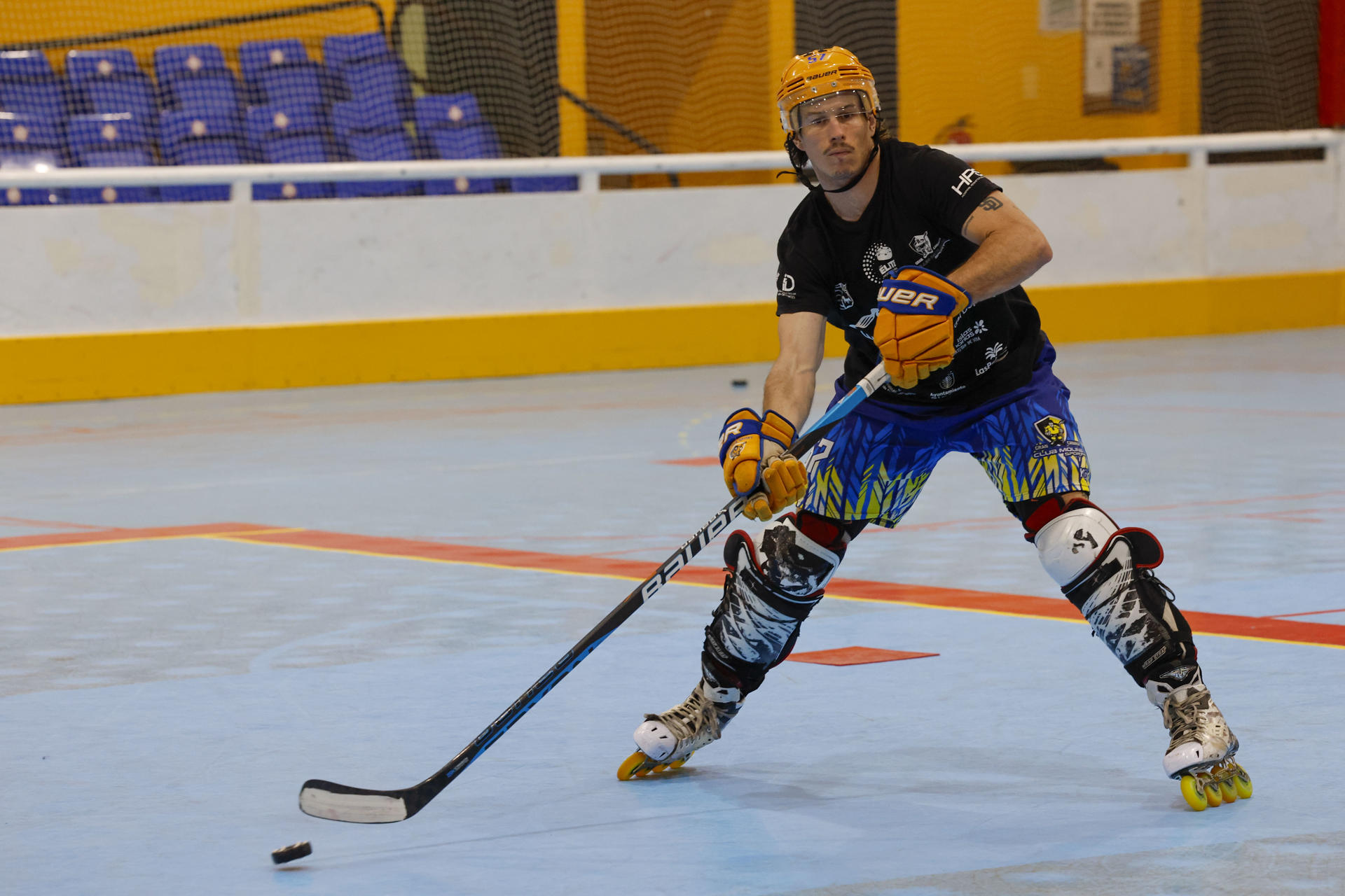 Fotografia de Elvira Urquijo A. en la que puede verse una foto de archivo del 5 de febrero de 2025 de Chuck Baldwin en acción durante un encuentro con el Club Molina Sport, un equipo de hockey línea nacido en el barrio de Schamann, en Las Palmas de Gran Canaria.