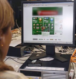 El juego que más rápidamente crece en España es ilegal. O alegal, depende de quien lo cuente. Son las apuestas por Internet, que mueven más de quinientos millones de euros al año. Tanto como las quinielas. De ese dinero, el Estado no ve ni un duro. En 2006 los españoles apostaron 413 millones de euros "on line" y las proyecciones para cuando finalice 2007 apuntan a casi 600. Pero lo más importante no son las cifras absolutas, sino la velocidad a la que crecen. La del 2006 supone un aumento del 65% respecto al 2005. Y para 2007 se prevé un 40% de alza. EFE/Víctor Lerena (ACOMPAÑA TEMA FIN DE SEMANA APUESTAS INTERNET)