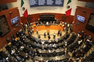 Fotografía que muestra a los asistentes de una sesión en el Senado de la República este viernes, en Ciudad de México (México). EFE/ Mario Guzmán