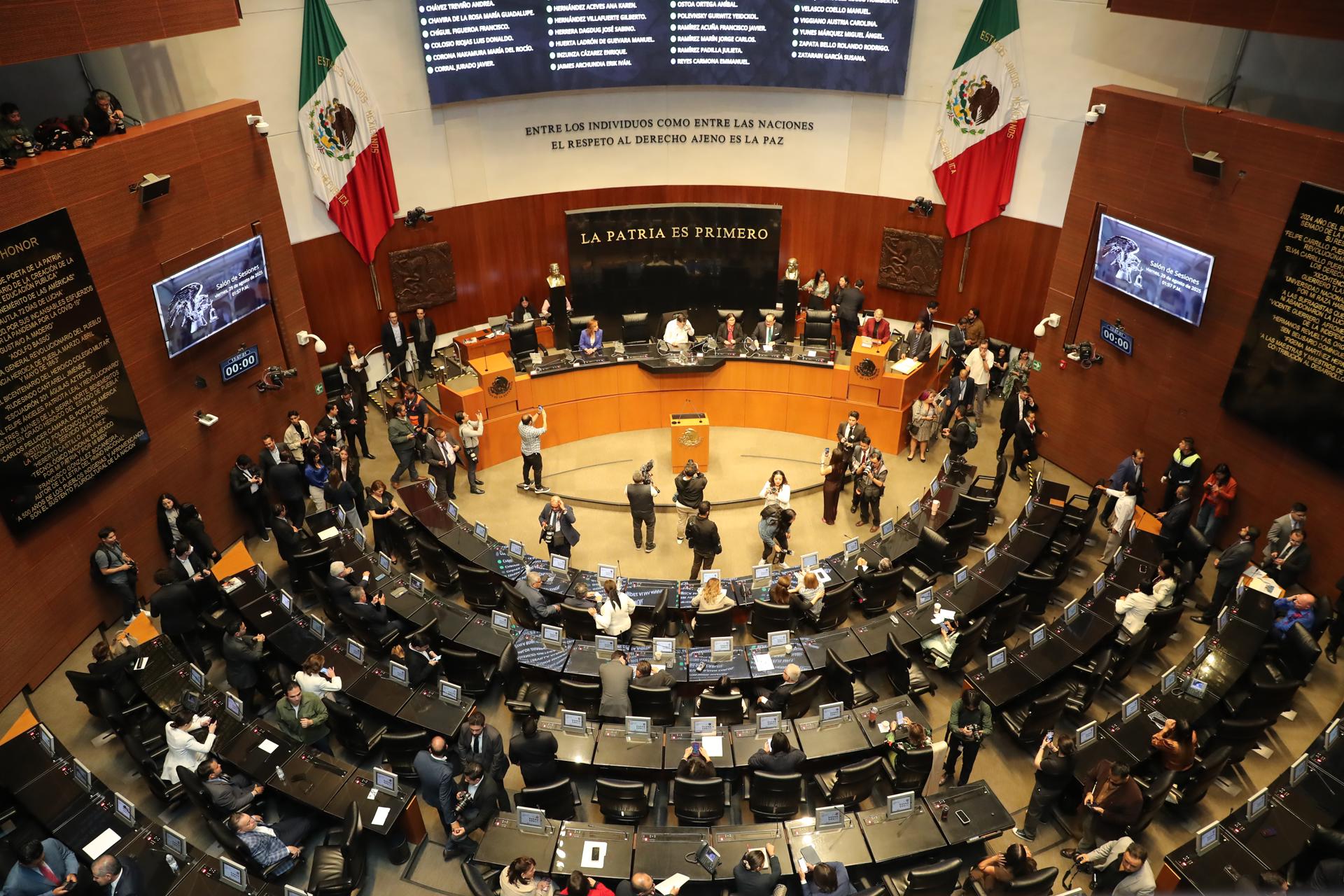 Fotografía que muestra a los asistentes de una sesión en el Senado de la República este viernes, en Ciudad de México (México). EFE/ Mario Guzmán