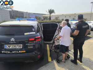 La Policía Nacional ha detenido en Palma a un septuagenario que utilizaba un andador para desplazarse como presunto autor de un delito de hurto cometido el pasado mes de junio en el aeropuerto de Son Sant Joan, donde sustrajo efectos valorados en más de 2.000 euros a una turista. EFE/ Policía Nacional SOLO USO EDITORIAL/SOLO DISPONIBLE PARA ILUSTRAR LA NOTICIA QUE ACOMPAÑA (CRÉDITO OBLIGATORIO)