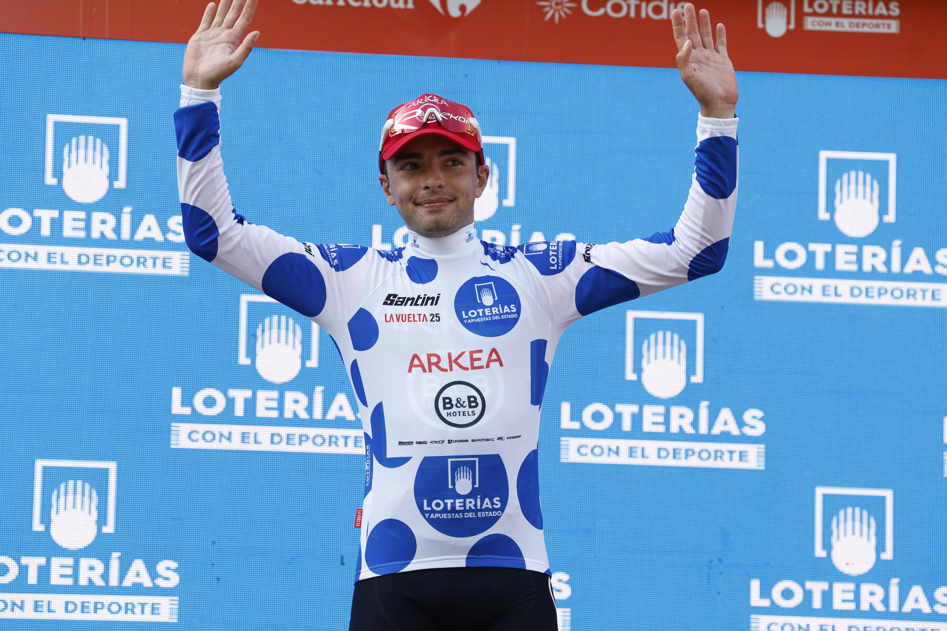 El italiano Alessandro Verre (Arkea) en el podio con el maillot de líder de la clasificación de la montaña tras la primera etapa de la Vuelta a España disputada entre Turín-Reggia Di Venaria y Novara, de 186,7 km. EFE/Javier Lizón