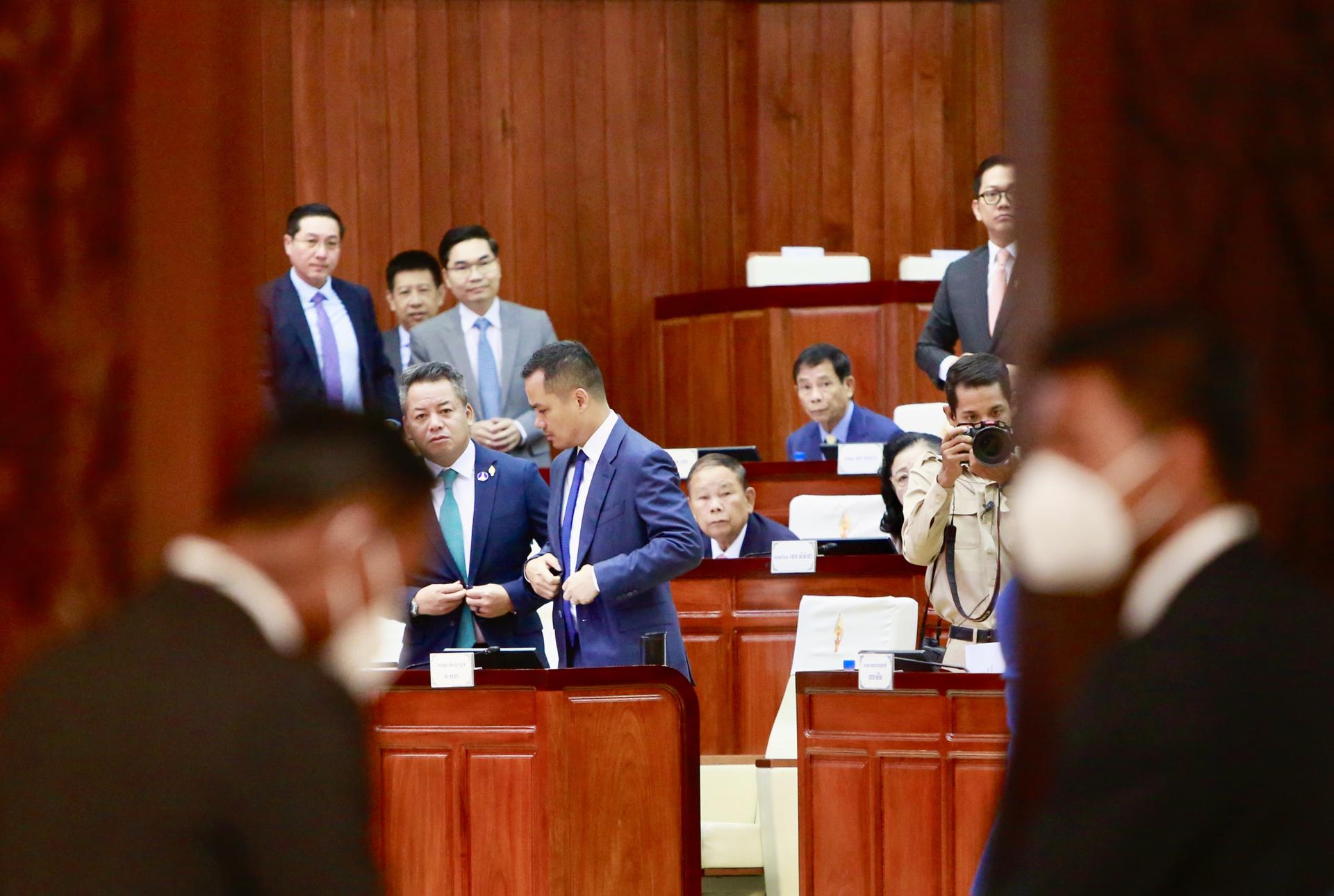Los legisladores de la Asamblea Nacional de Camboya, incluido el primer ministro, Hun Manet (centro), durante la sesión de este lunes.
PHNOM PENH (Cambodia), 25/08/2025.- Cambodian lawmakers attend a meeting at the National Assembly in Phnom Penh, Cambodia, 25 August 2025. The Cambodian National Assembly moved to approve a law on revoking citizenship from any Cambodians who conspire with foreign countries against the nation's interests. (Camboya) EFE/EPA/KITH SEREY